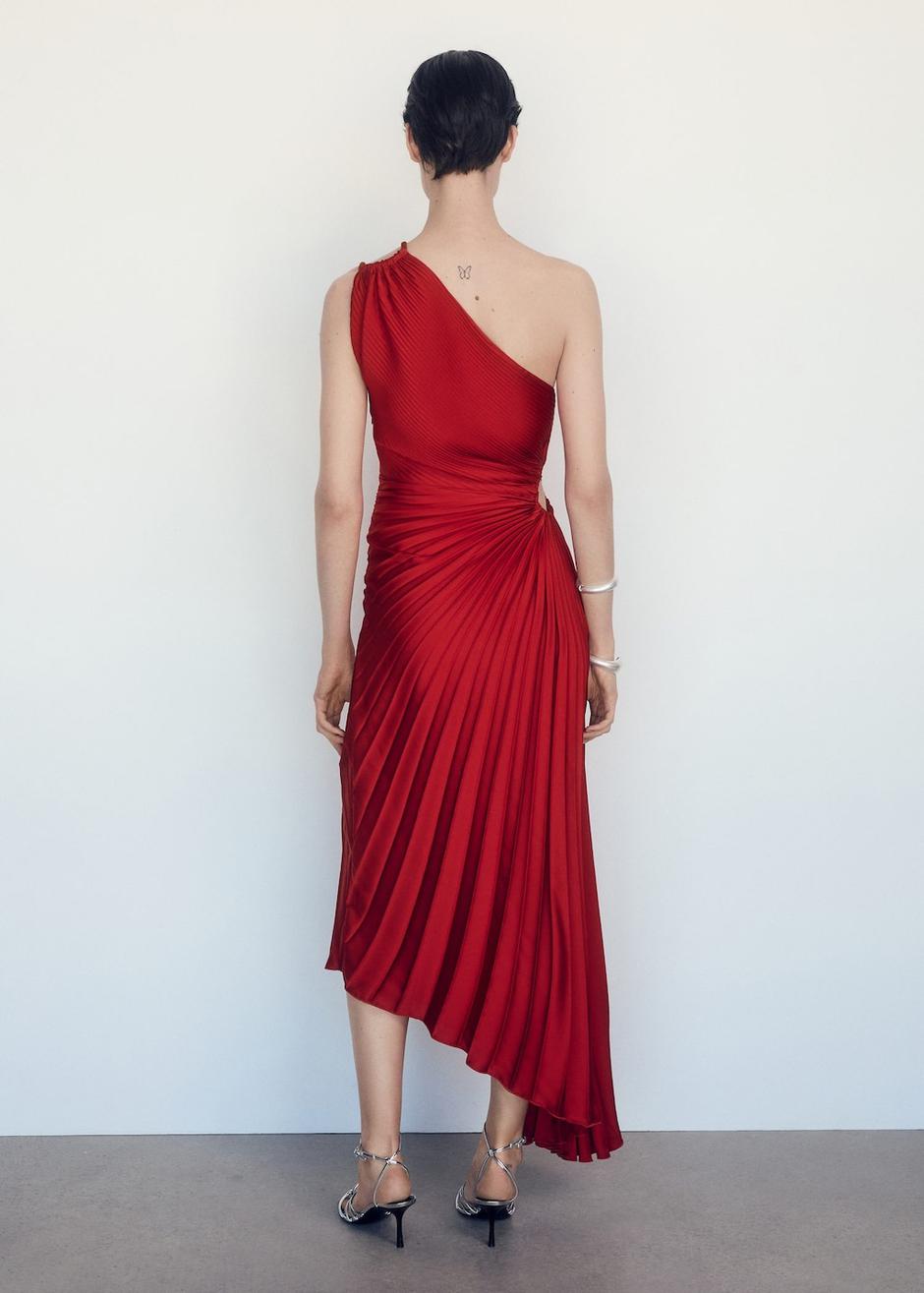 Foto: Mango, viralna asimetrična haljina u crvenoj boji | Autor: Mango