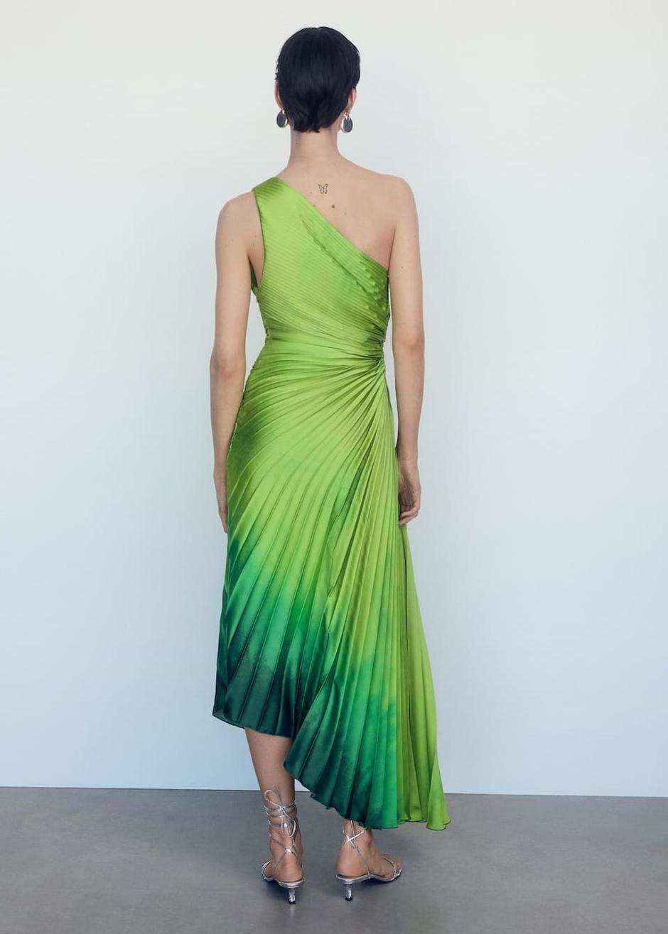 Foto: Mango, viralna asimetrična haljina u zelenoj boji | Autor: Mango
