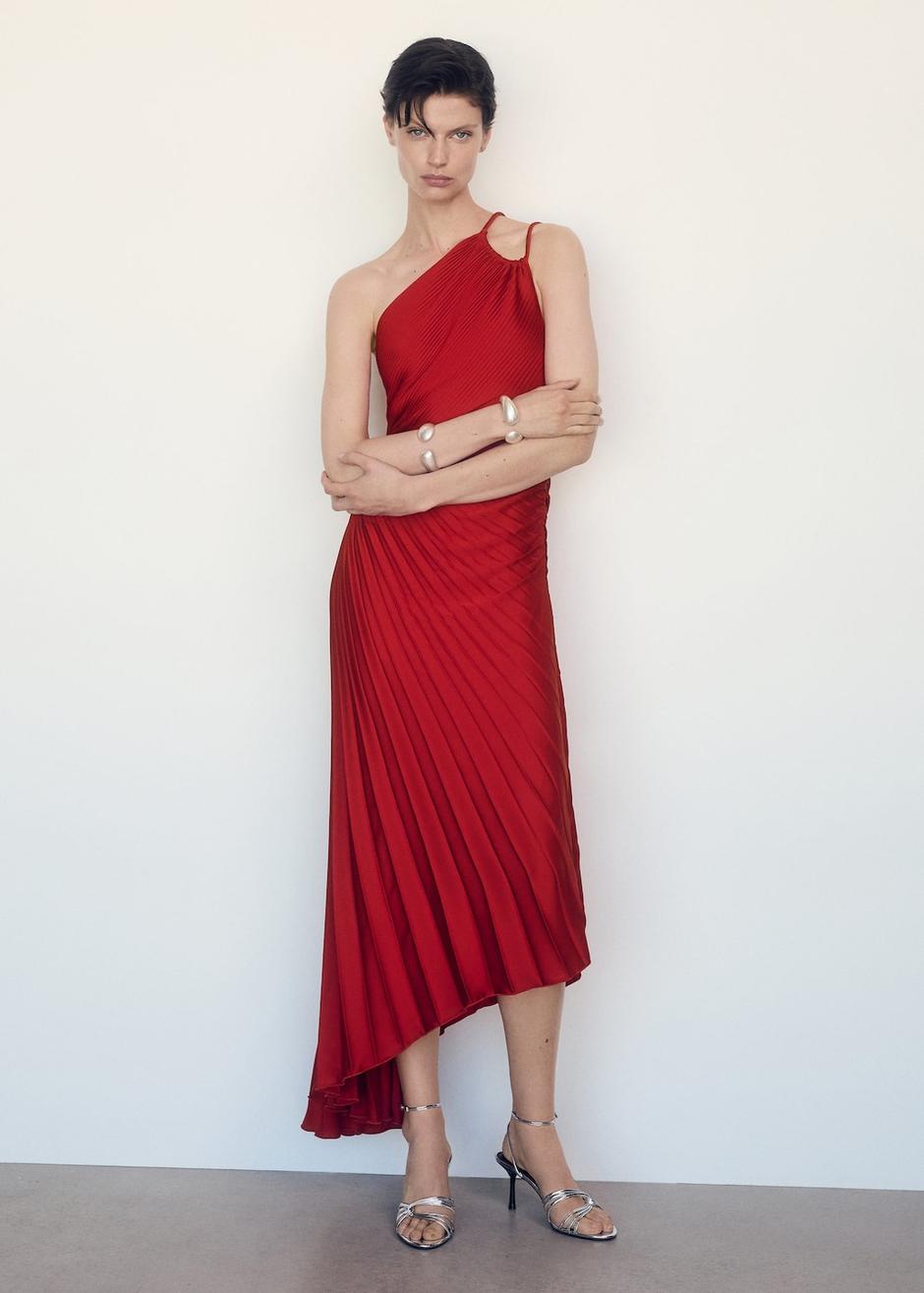 Foto: Mango, viralna asimetrična haljina u crvenoj boji | Autor: Mango