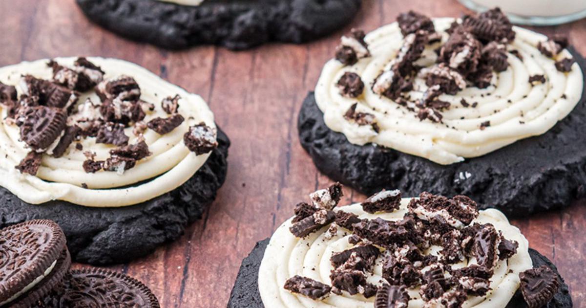 Imamo recept za domaću verziju popularnih Crumbl Oreo cookiesa koji