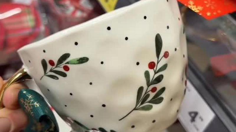 Naša influencerica pronašla je zanimljive božićne šalice u trgovačkom lancu. Teško je ne vidjeti sličnost s Chia Cups