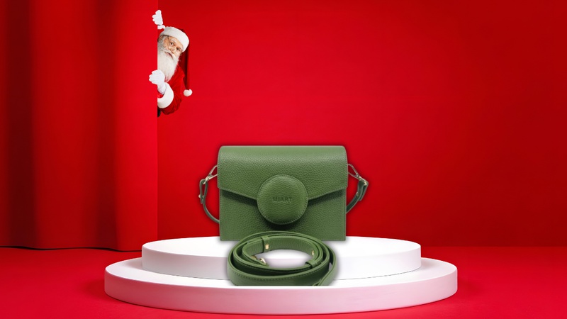 Hladne zimske dane &cacute;e ti uljep&scaron;ati zelena Miart torba koju darujemo u dana&scaron;anjem Christmissu