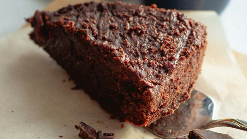 &Ccaron;okoladna torta bez bra&scaron;na, ulja, maslaca, mlijeka i rafiniranog &scaron;e&cacute;era. &Scaron;to je ostalo u njoj? &Ccaron;okolada!