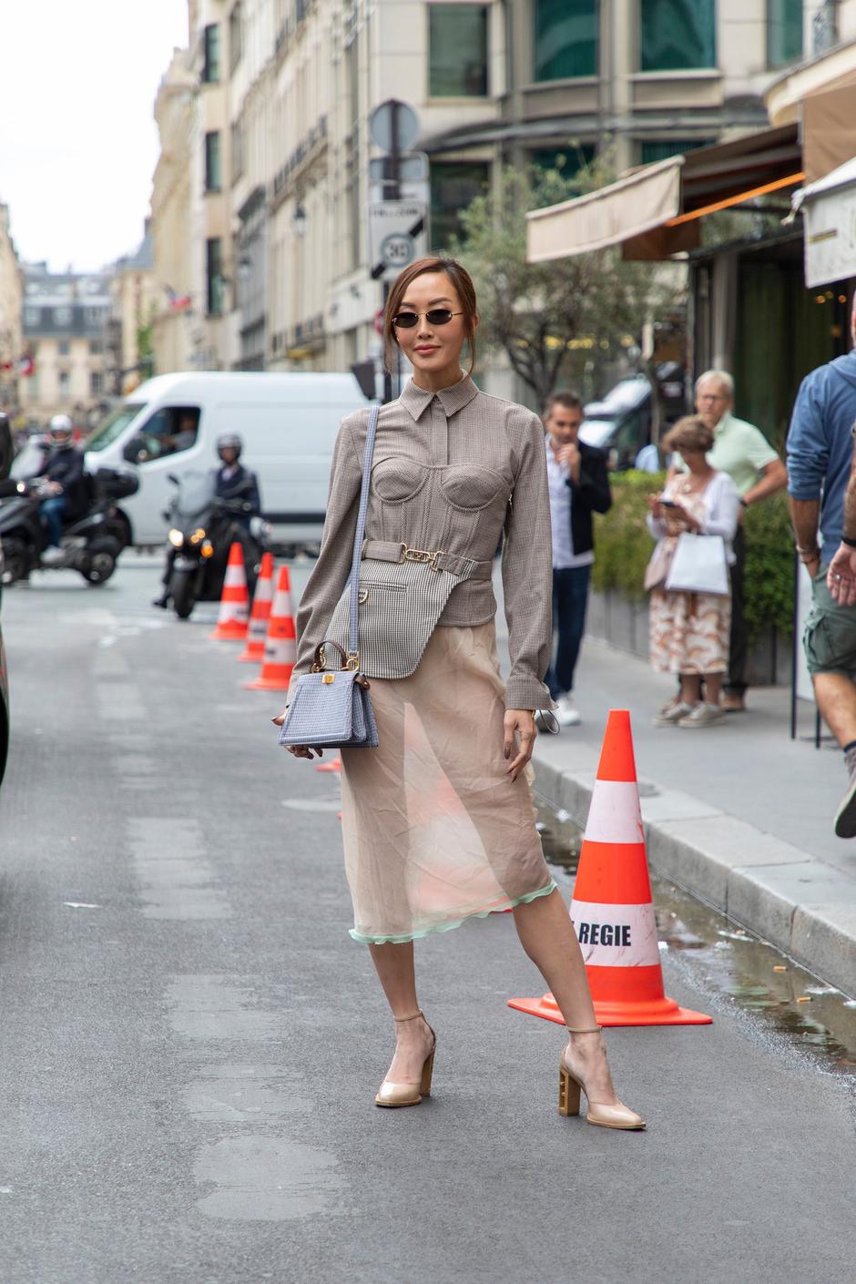 Ulična moda u Parizu | Autor: Profimedia / @salmahayek Instagram