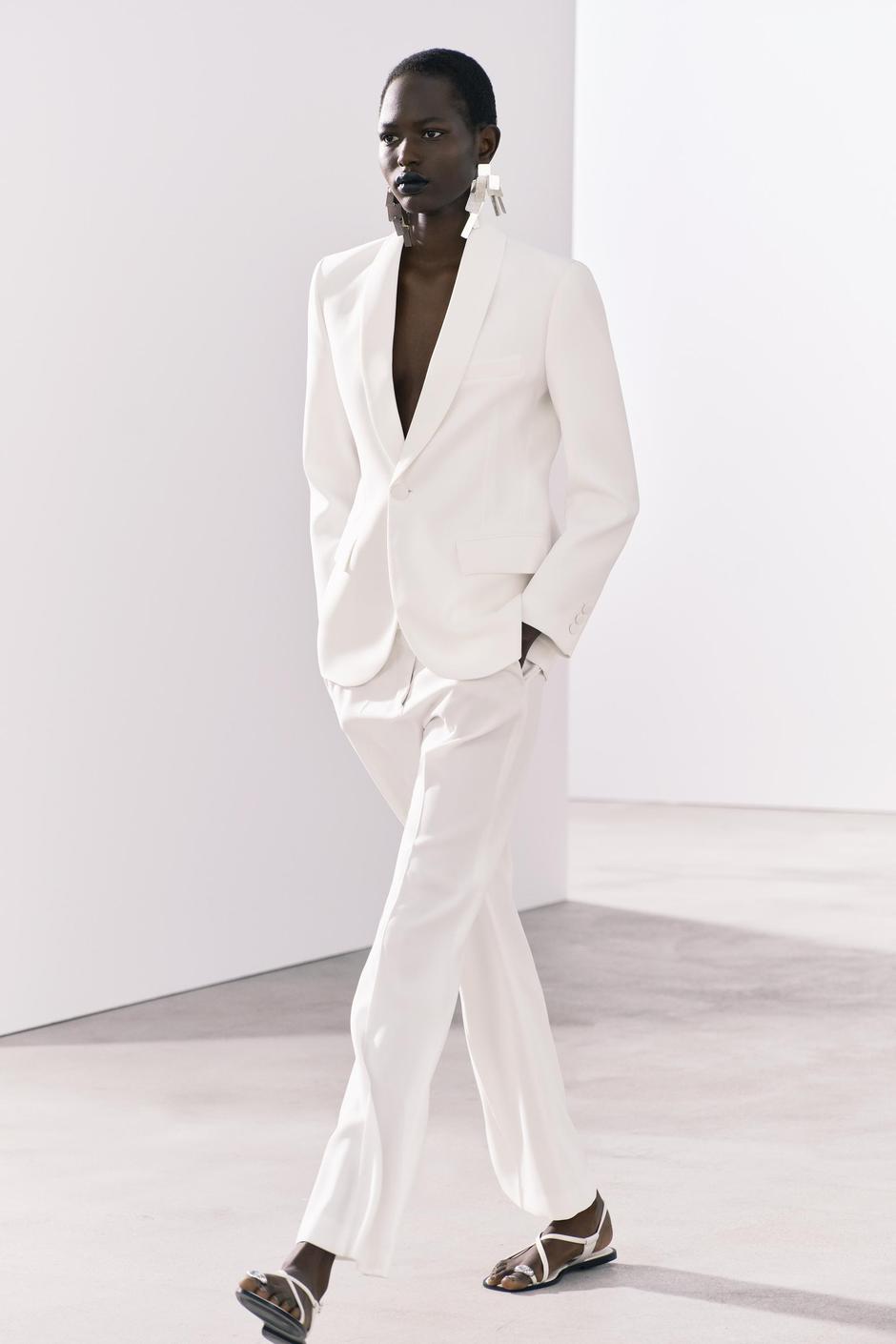 Foto: Zara, bijeli blejzer (prije 69,95 eura - sada 39,99 eura) | Autor: Zara