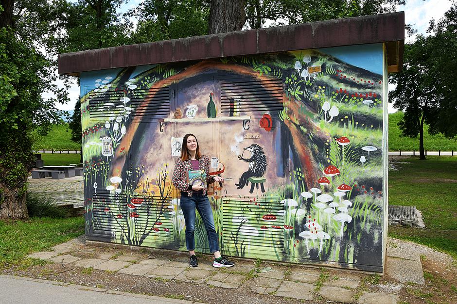 Lora Elezović ispred murala s prizorom iz Ježeve kućice na Bundeku | Autor: Pixsell/HaloPix/Ognjen Karabegović
