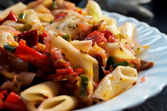 Mediteranska salata s tjesteninom