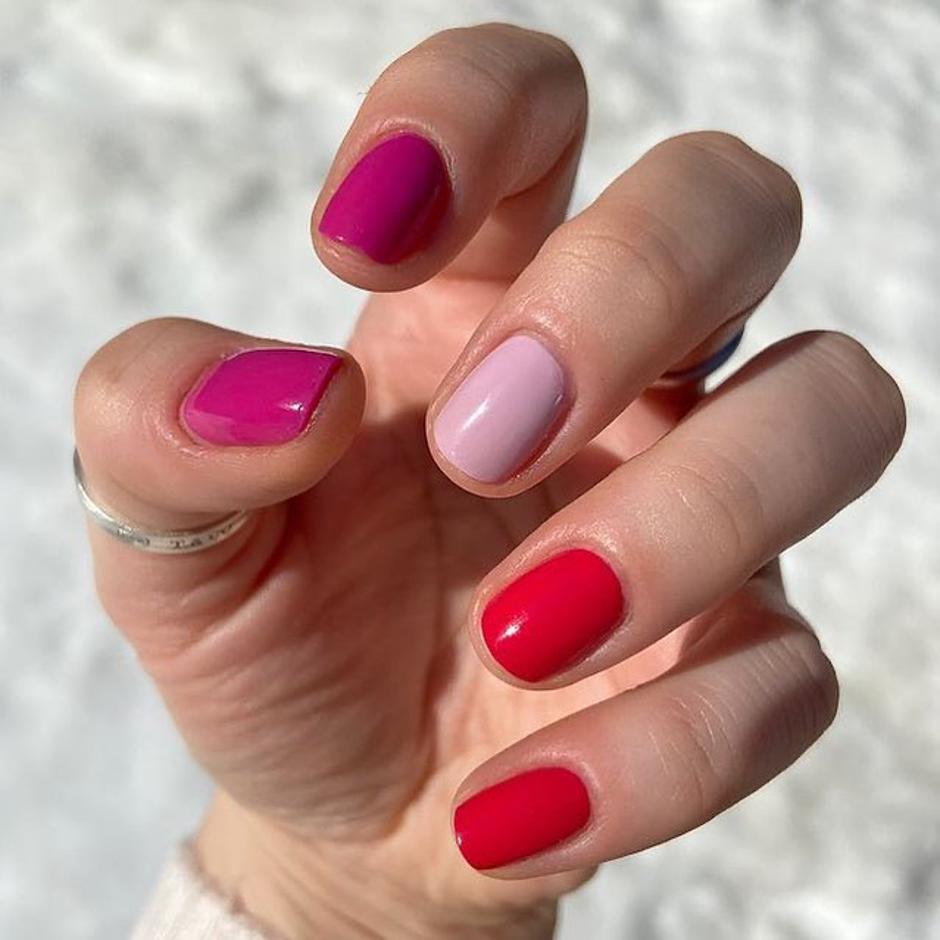 crveni i pink nokti | Autor: Instagram @oliveandjune