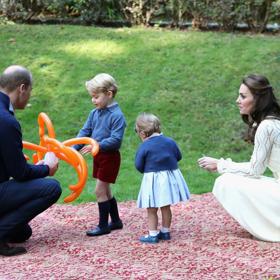 Vojvode od Cambridgea s djecom | Autor: Profimedia / @salmahayek Instagram