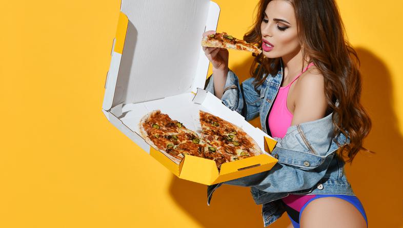 Kad mršave djevojke jedu pizzu, to se prikazuje na sladak i simpatičan način. Ali ako debela djevojka jede pizzu?
