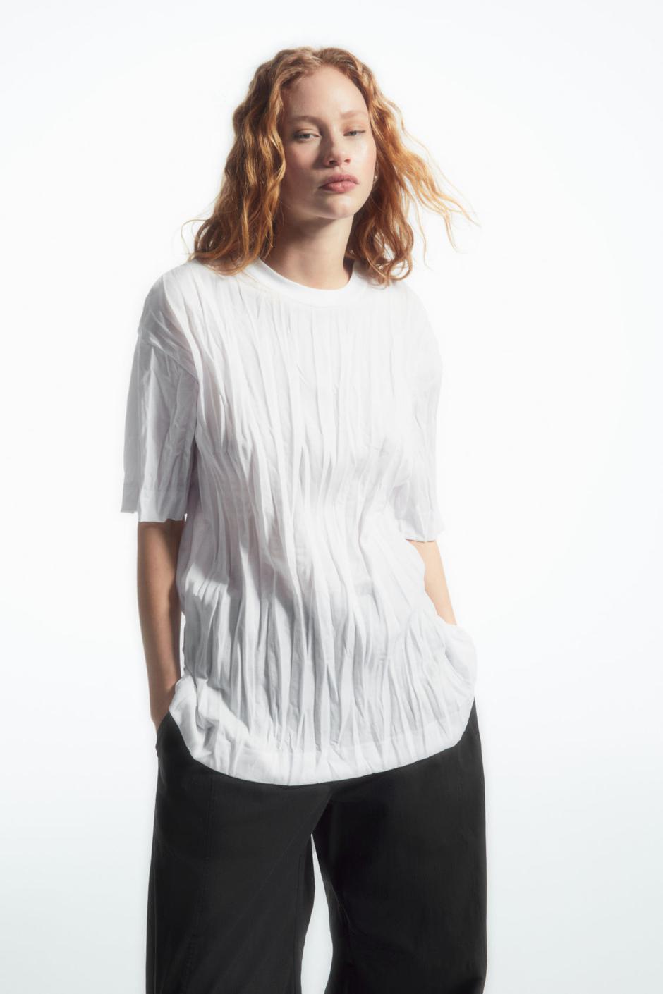 Foto: COS, bijela majica u nabranom stilu (49 eura) | Autor: 
