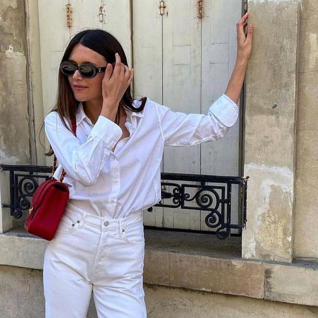 Foto: Instagram @saraloura, bijele traperica i bijela košulja