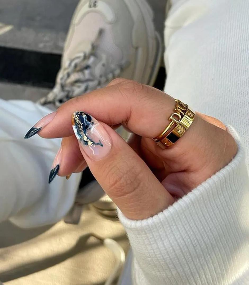 Foto: Instagram @amyle.nails, plavo zlatna kombinacija mramornih noktiju | Autor: 