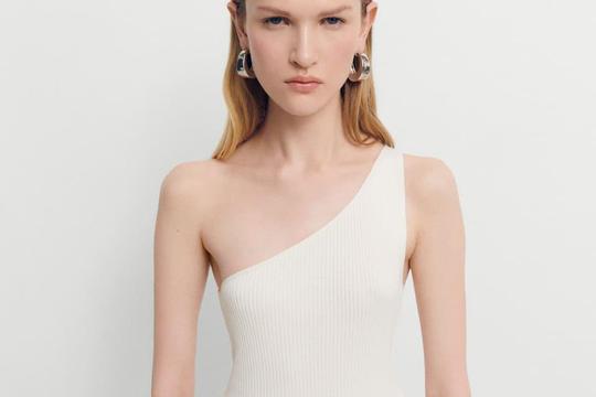 Foto: Mango, bijela haljina na jedno rame s puff suknjicom