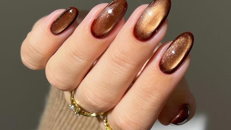 Elegantni, sjajni i apsolutno neodoljivi: cimet nokti najtopliji su beauty trend sezone