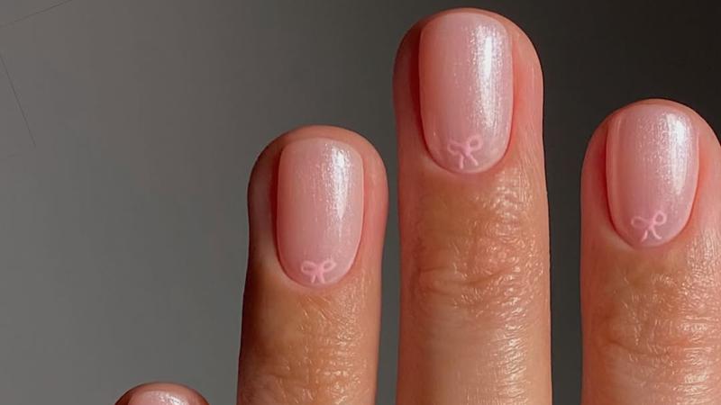 Ove neutralne manikure mo&zcaron;emo nositi cijele godine. Divno izgledaju i na kratkim i na dugim noktima