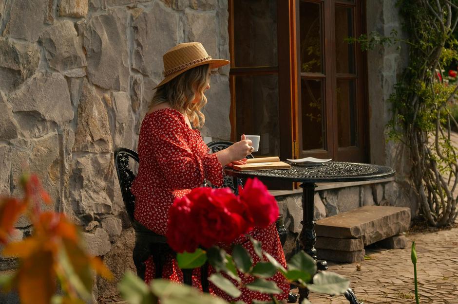 Vrtni namještaj | Autor: Unsplash/Caroline Badran