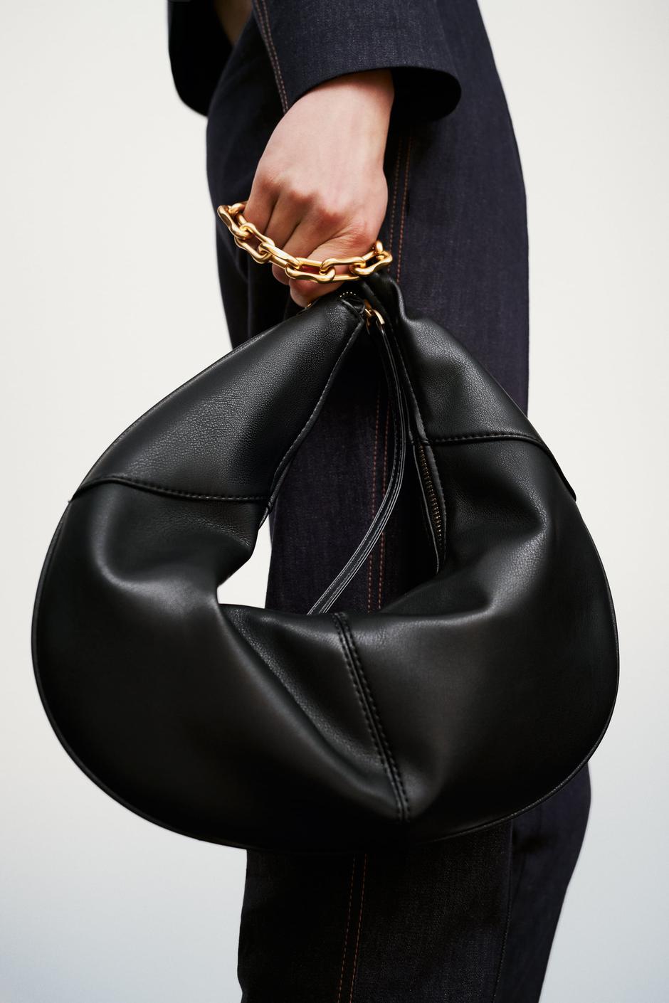 Foto: Zara, crna torba od umjetne kože koja ima zlatni lanac | Autor: Zara