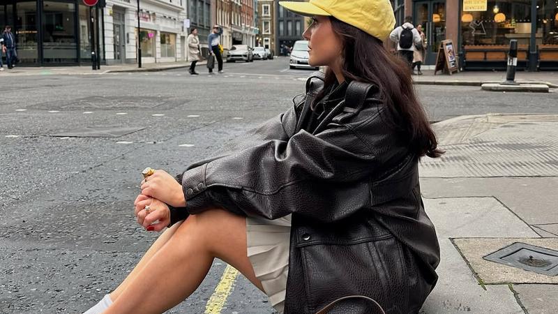 Suknja i tenisice najstylish su kombinacija prolje&cacute;a 2026. - ali u ovim kombinacijama