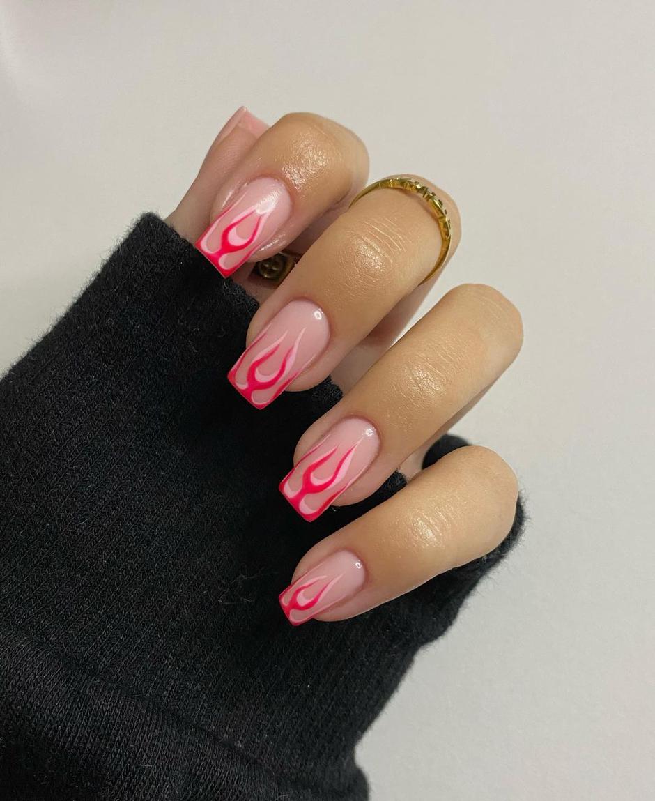 crveni i pink nokti | Autor: Instagram @xnailsbymol