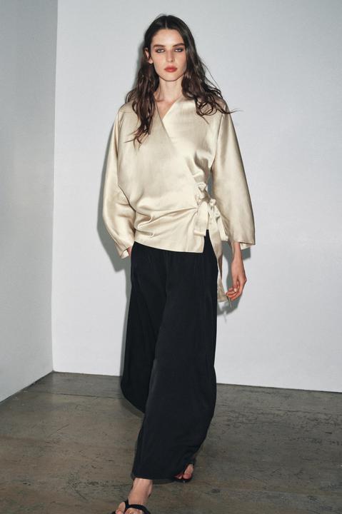 FOTO: Bluze i košulje na preklop prava su podignuta klasika, evo najljepših modela