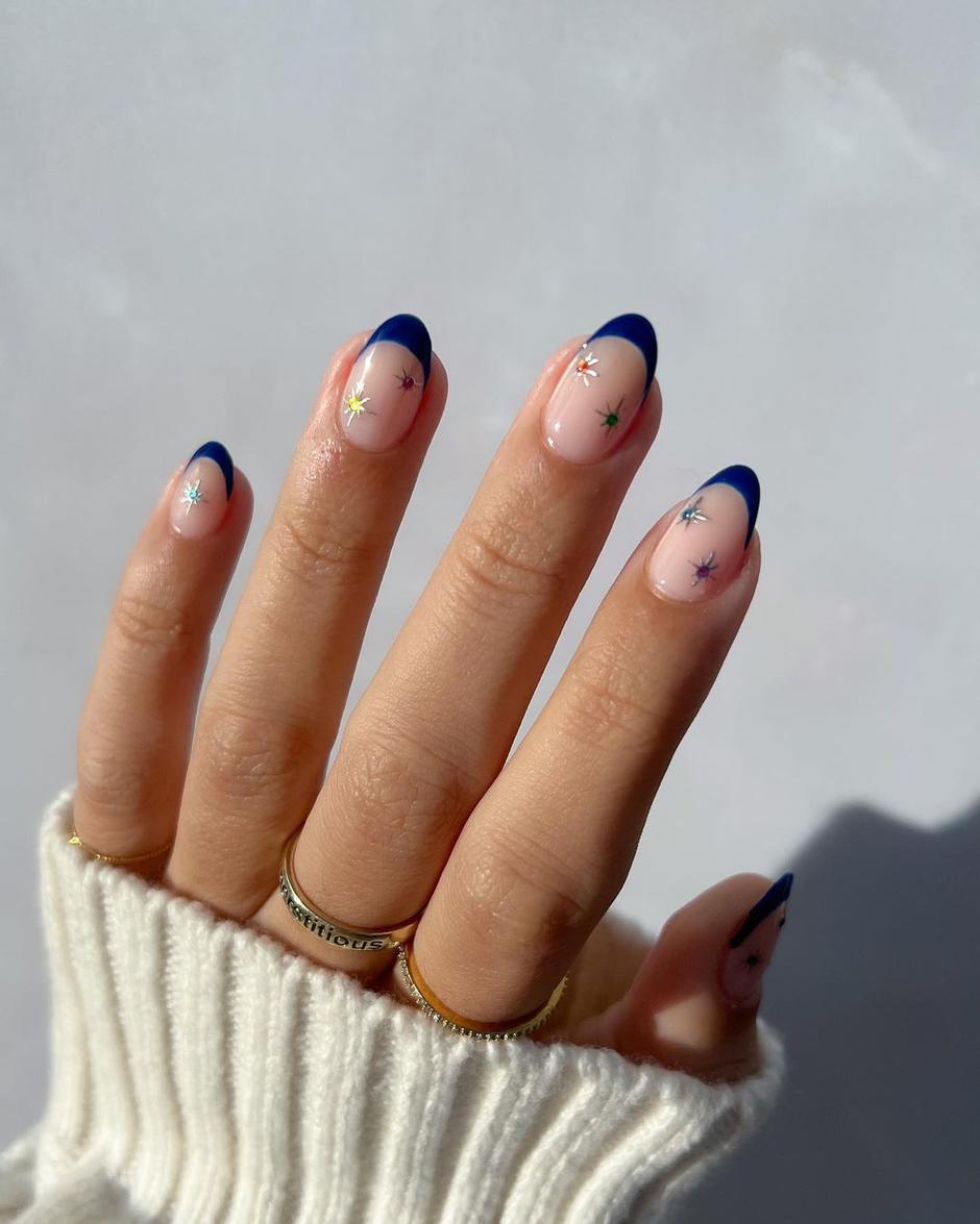 Foto: Instagram @samrosenails, modra francuska manikura (sa zvjezdicama) | Autor: Instagram  @samrosenails