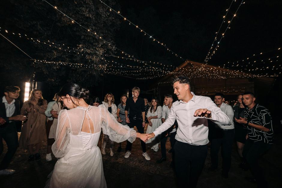 Foto: Pexels/ Danik Prihodko, plesna atmosfera na vjenčanju | Autor: Pexels
