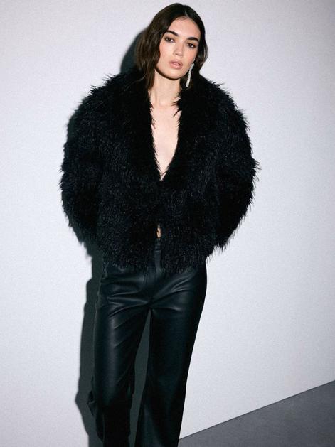 FOTO: Crne bunde od umjetnog krzna zavladale su trgovinama, a izbor je odličan