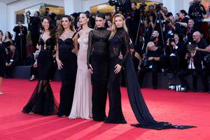 FOTO: Crveni tepih Filmskog festivala u Veneciji vrvio je wow outfitima. Evo najljepših