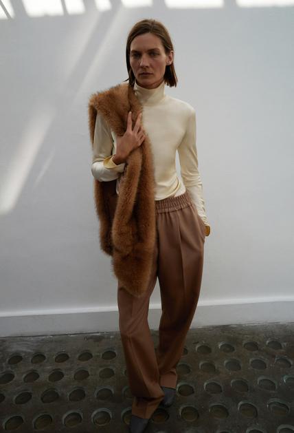 Do proljeća zaboravljamo na traperice. Ovo su najljepše vunene hlače za preživjeti zimu