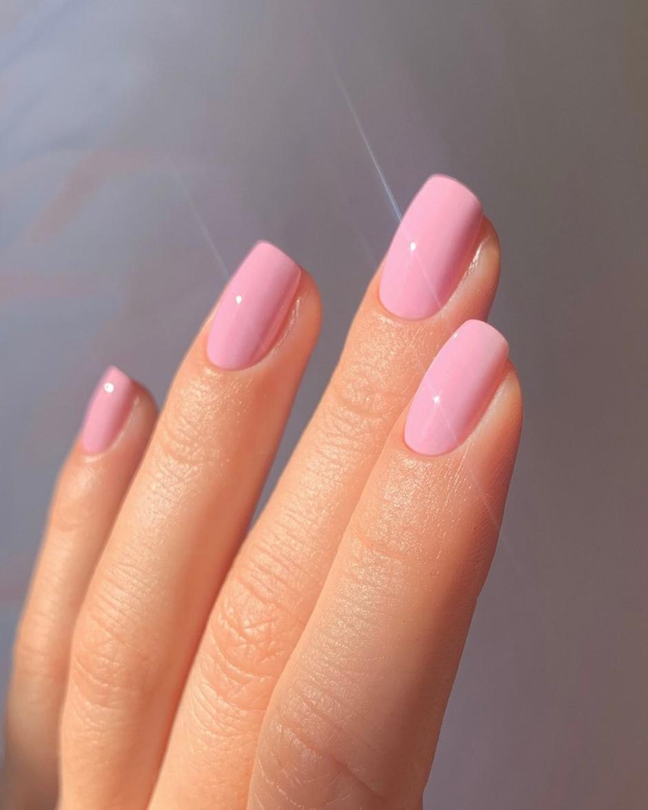 pink nokti | Autor: Instagram @raelondonnails