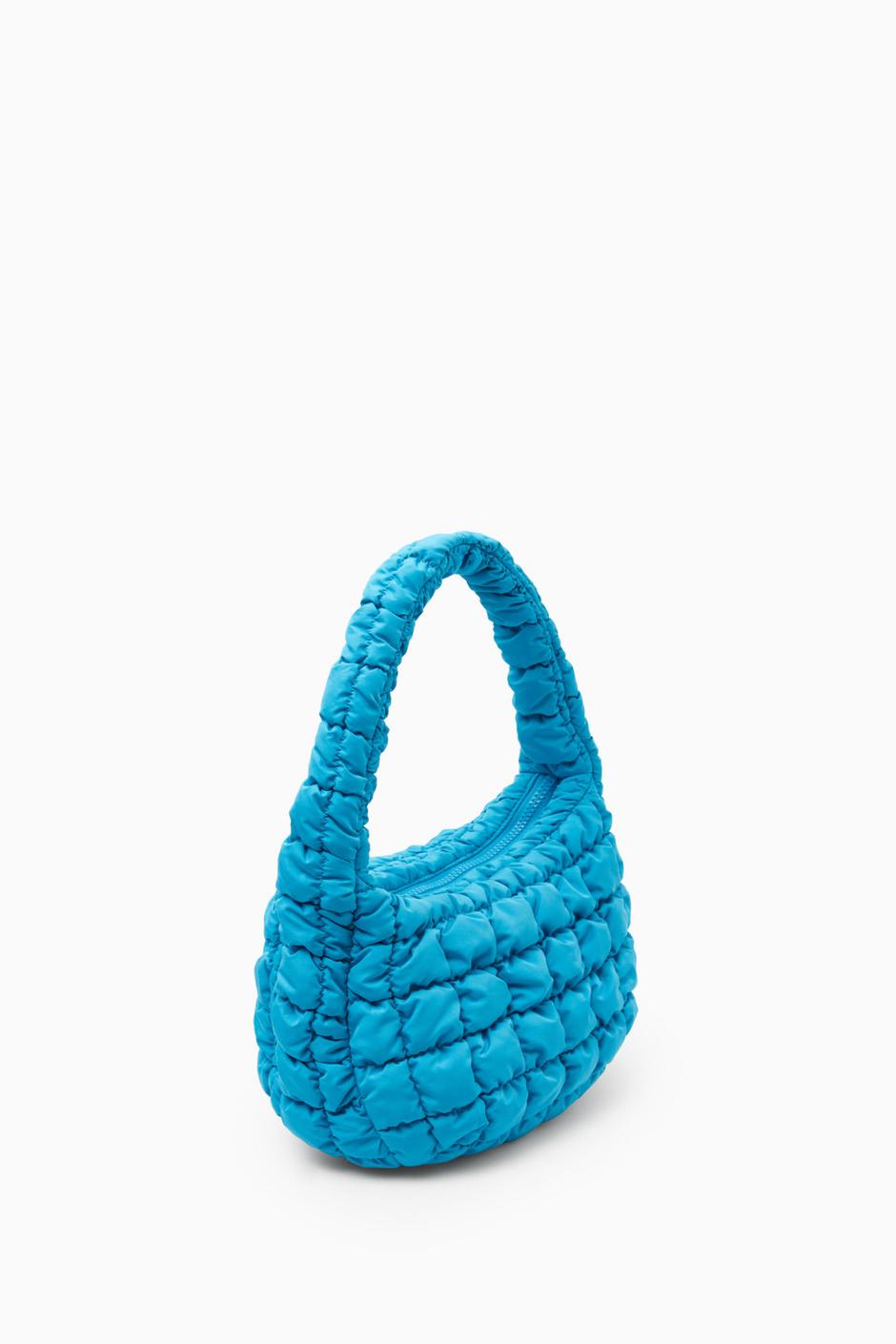 Foto: COS, mini torba u tirkizno plavoj boji | Autor: COS