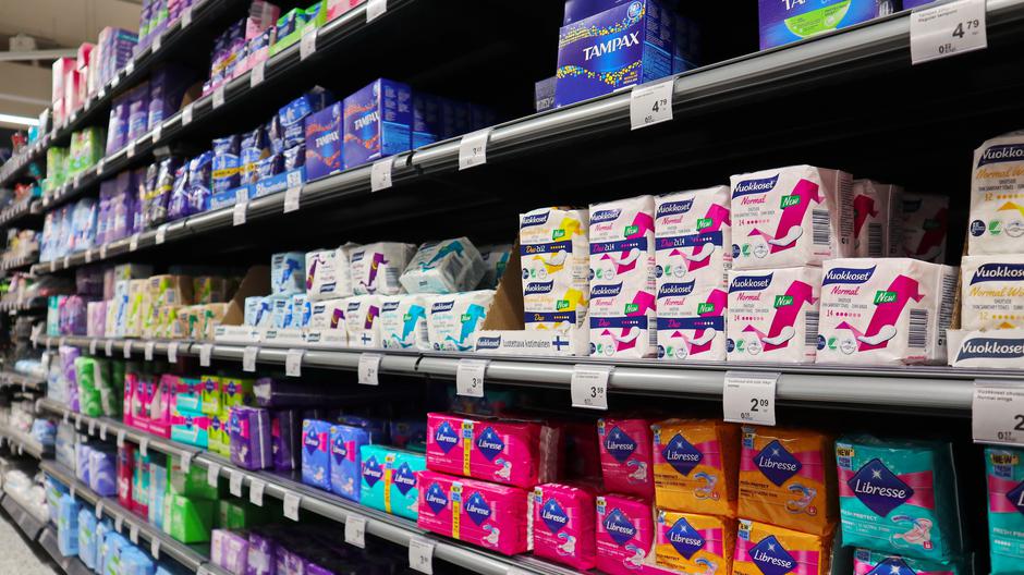 Menstrualne potrepštine na policama trgovina | Autor: Shutterstock