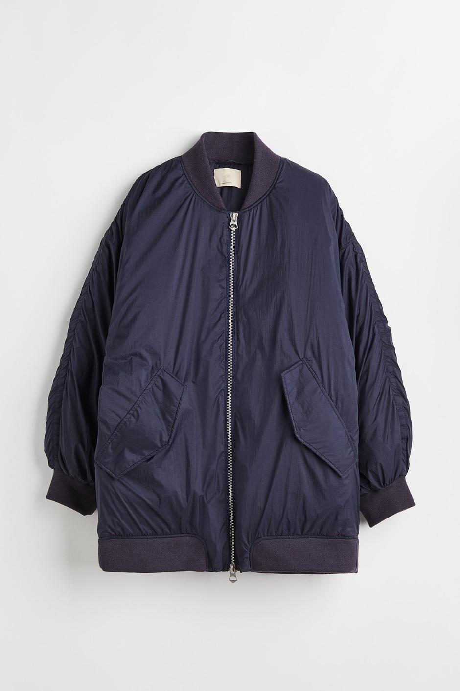 Foto: H&M, modra oversized jakna (prije 139 eura, sada 49,99 eura) | Autor: H&M