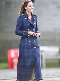 Kate Middleton u kariranom kaputu Holland Cooper