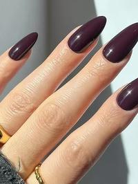Tamnoljubičasta boja noktiju