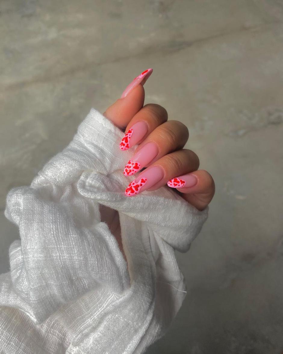 crveni i pink nokti | Autor: Instagram @amyguynailartist