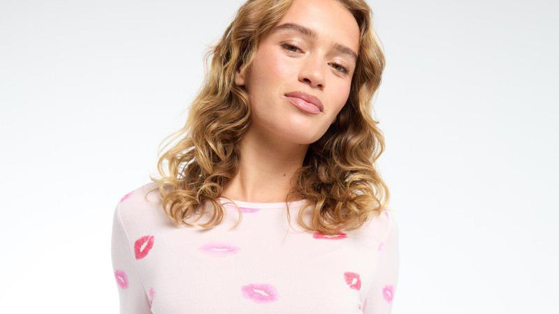 Roza pid&zcaron;ama nema sr&ccaron;eka, ali ima poljubaca - i stila! Stvorena je za mjesec ljubavi