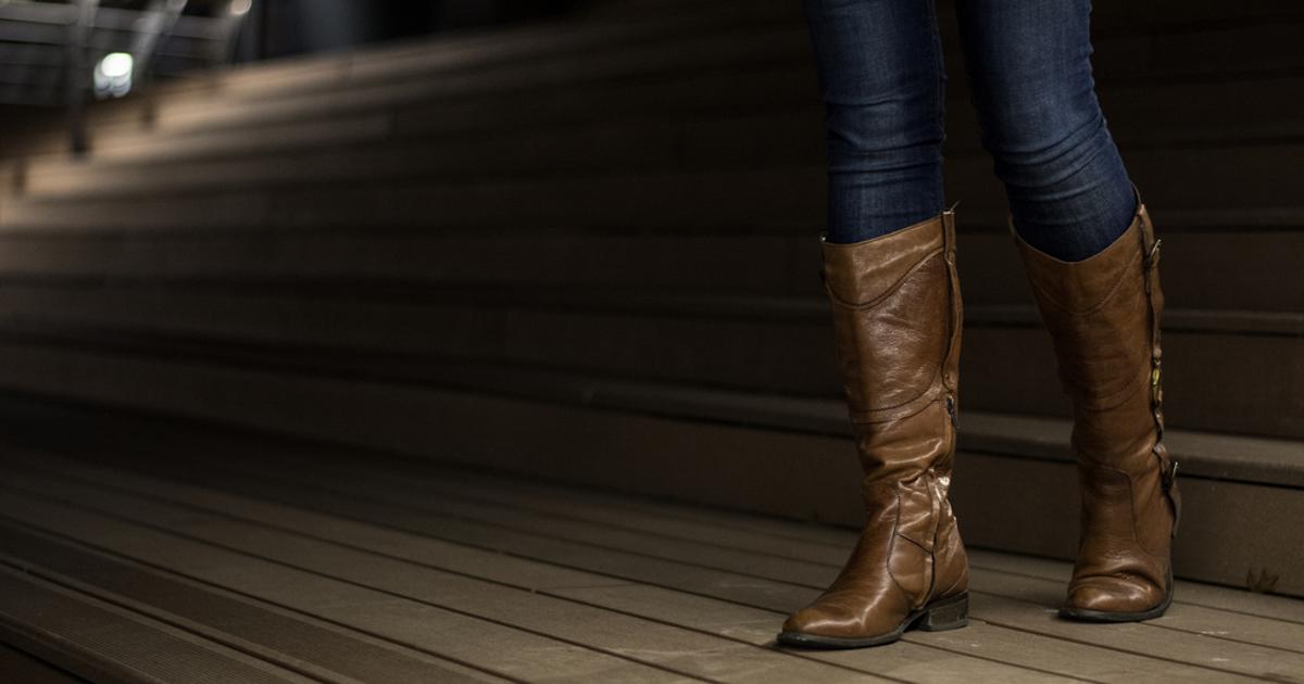 Грязные туфли. Ботинки в грязи. Девушка одевает сапоги. Женские сапоги в грязи. Сапоги идущие вперед.