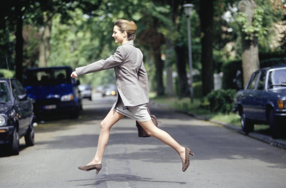 Нарушать заметить. Девушка бежит на каблуках. Женщина убегает. Женщина спешит на работу. Девушка бежит на работу.
