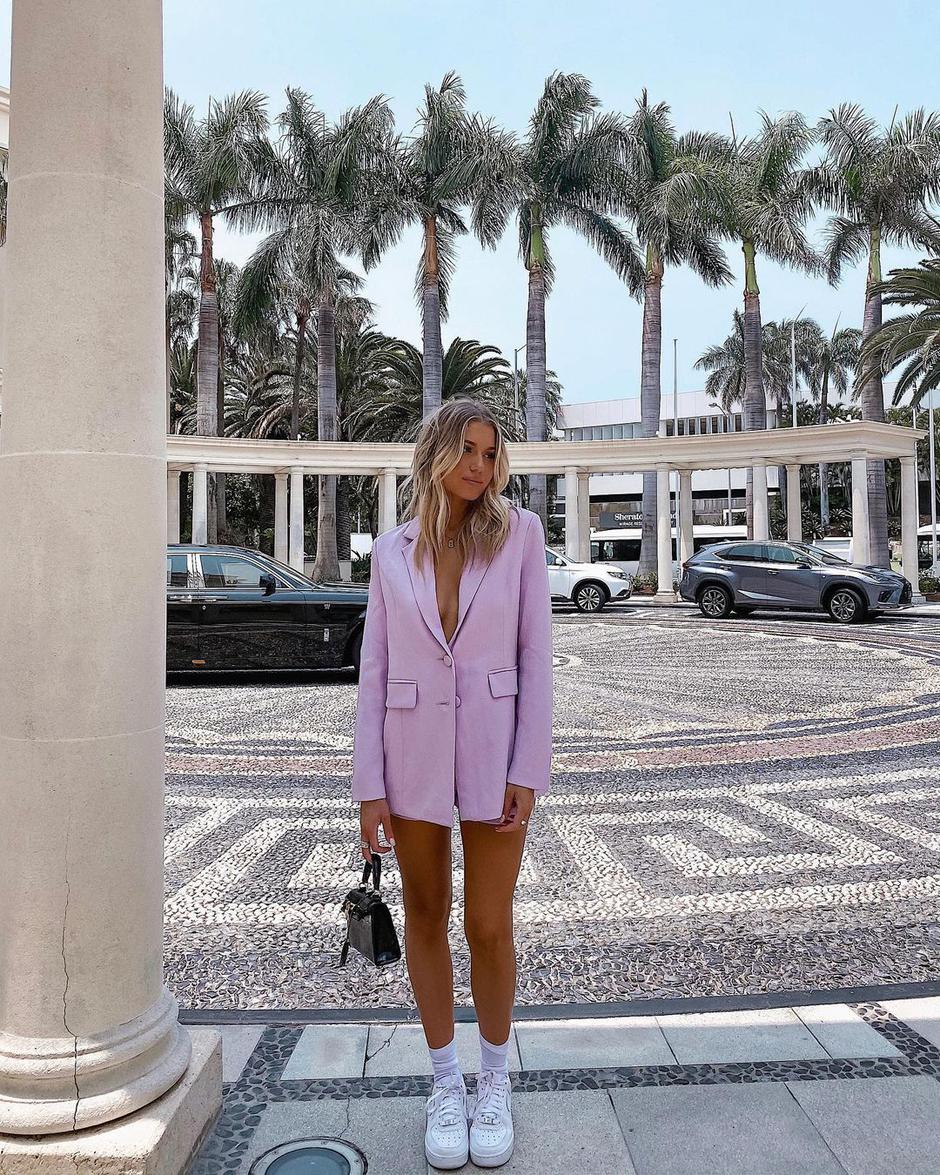 oversize blejzer kao haljina | Autor: Instagram @sophiebatzloff
