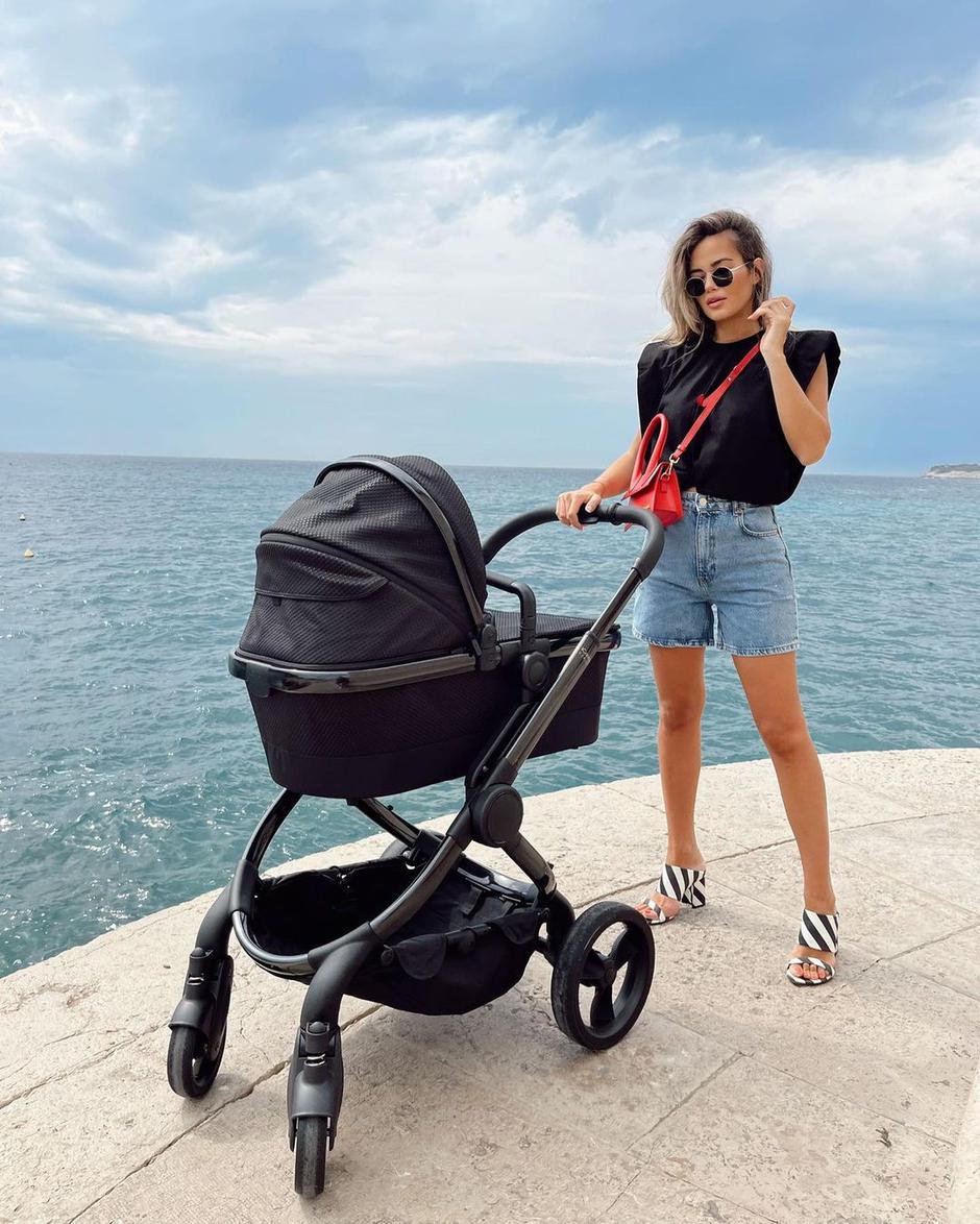 Adriana Ćaleta-Car u šetnji sa sinom Maurom | Autor: Instagram/@marianne_theodorsen