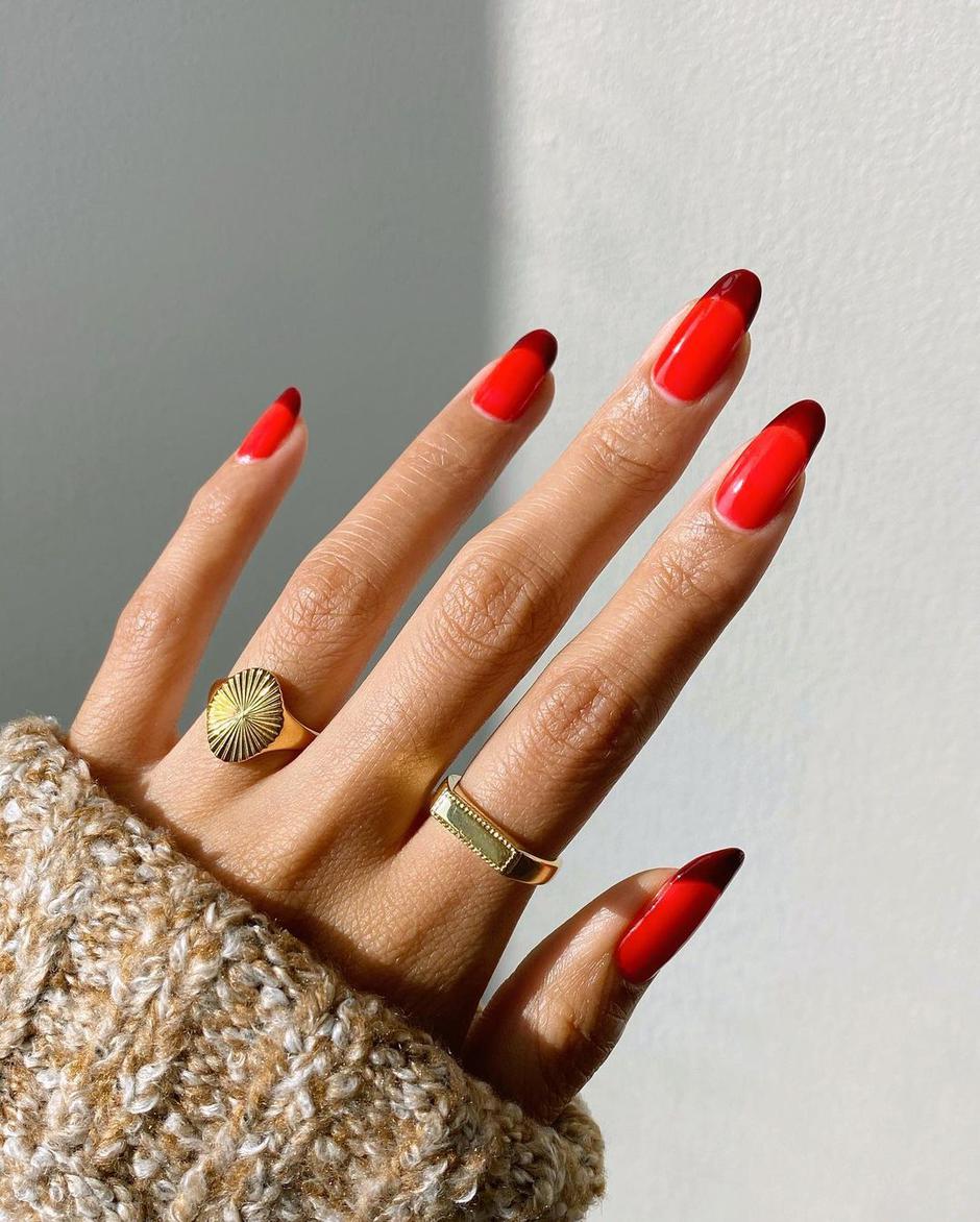Crveni lak za nokte | Autor: Instagram@overglowedit