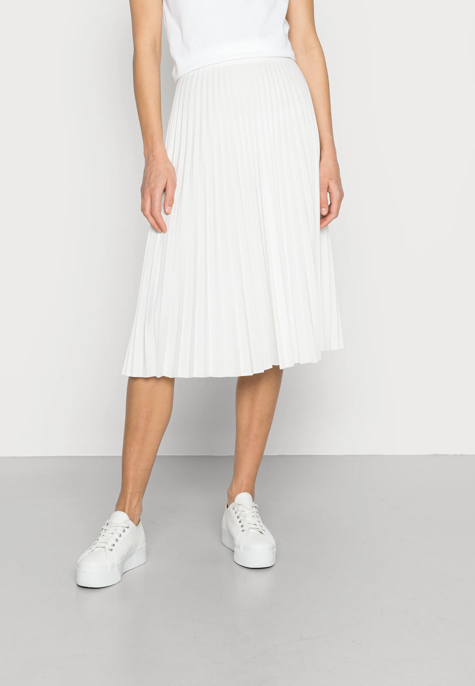 outfit s bijelom suknjom | Autor: Zalando