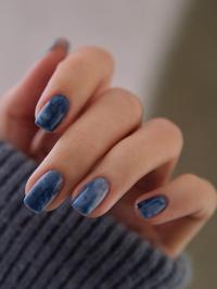 Foto: Instagram @amberjhnails, mramorni dizajn noktiju u plavoj boji