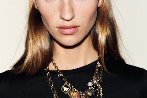 FOTO: Upečatljivi nakit je detalj koji podiže svaki look, a Zara ima moćnu ponudu