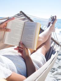 Uživanje u čitanju knjige na plaži