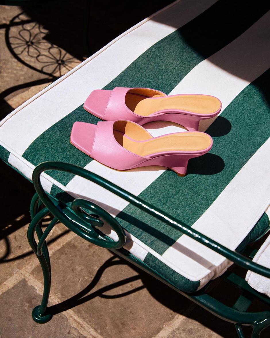 roze sandale | Autor: Instagram @emilisindlev