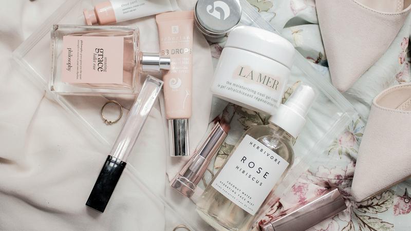 Svi smo &ccaron;uli za &lsquo;capsule&rsquo; garderobu - isti smo koncept sada primijenili i na kozmeti&ccaron;ku torbicu: Ovo su proizvodi koje bi svatko trebao imati