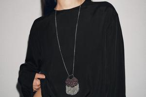 FOTO: Upečatljivi nakit je detalj koji podiže svaki look, a Zara ima moćnu ponudu